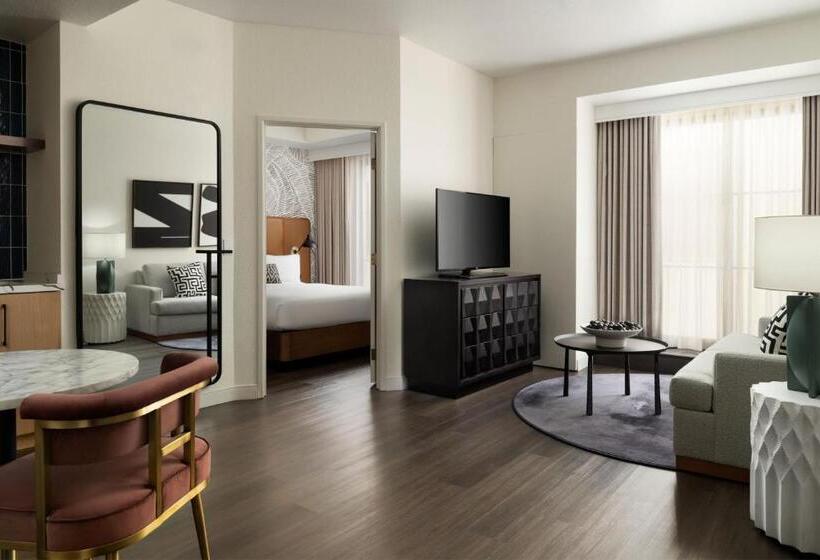 스위트, Burton House, Beverly Hills, A Tribute Portfolio