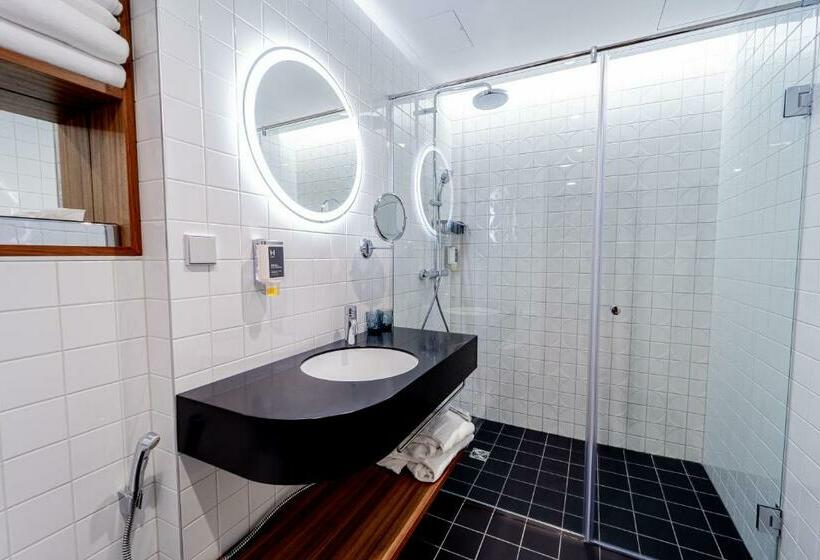 استودیو خانوادگی, Hestia Hotel Kentmanni