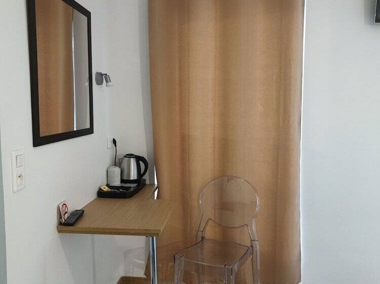 Номер Стандарт, Hôtel Le National Clichy Paris
