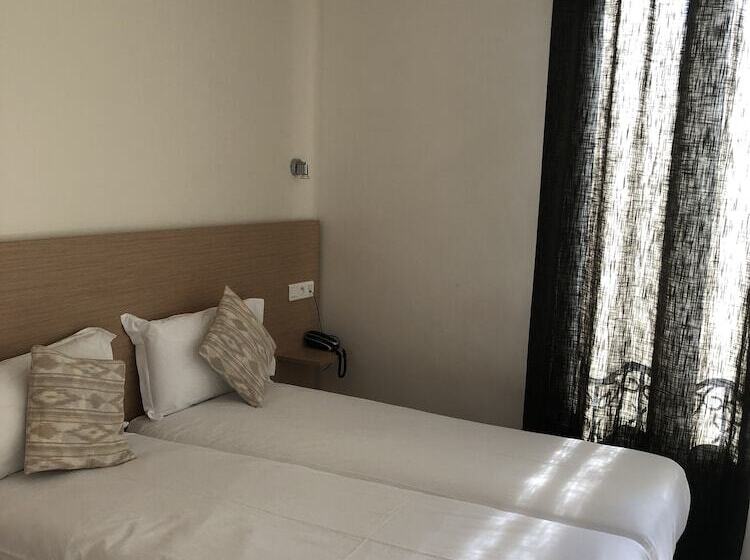 Номер Стандарт, Hôtel Le National Clichy Paris