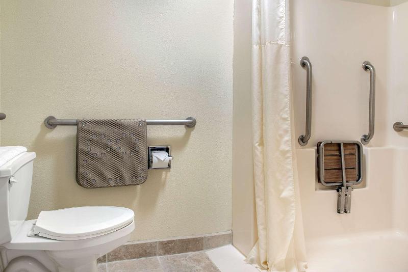 Quarto Standard Cama King para Deficientes, Quality Inn Bloomington Near University