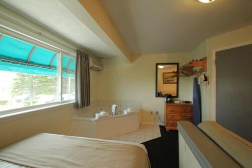 اتاق اساندارد با چشم‌انداز جانبی به دریا, Sea Cliff House Motel