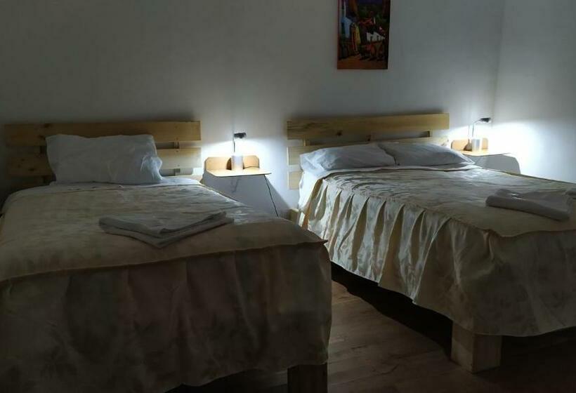 Quarto Triplo Estandar, Anais Y Nicolas Hostel