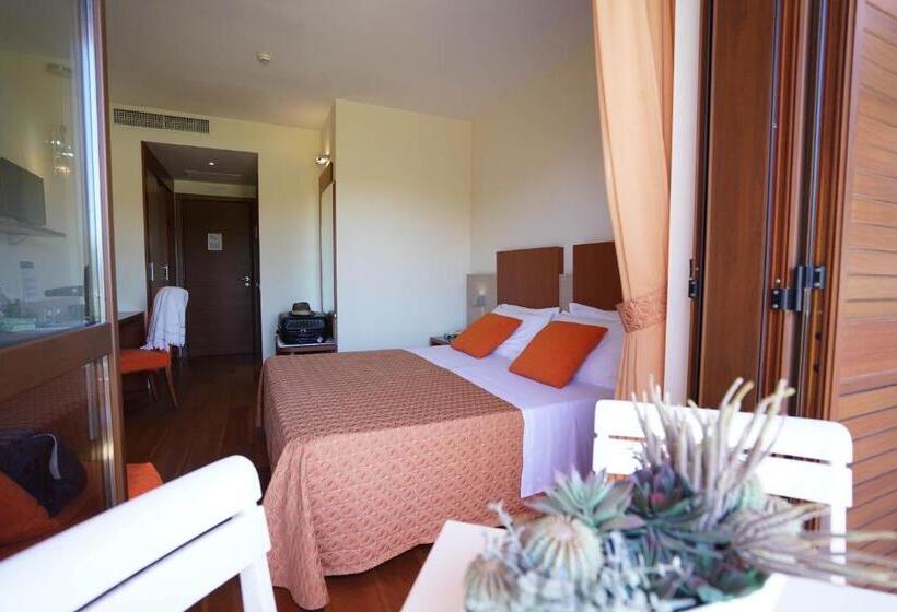 اتاق یک تخته با چشم‌انداز استخر, Valtur Otium Resort