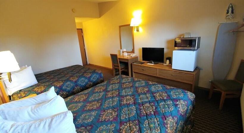 Номер Стандарт 2 Двуспальные Кровати, Red Carpet Inn  Windom