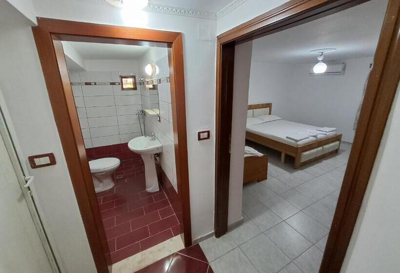 اتاق استاندارد سه نفره, Guest House Argjiro Castle