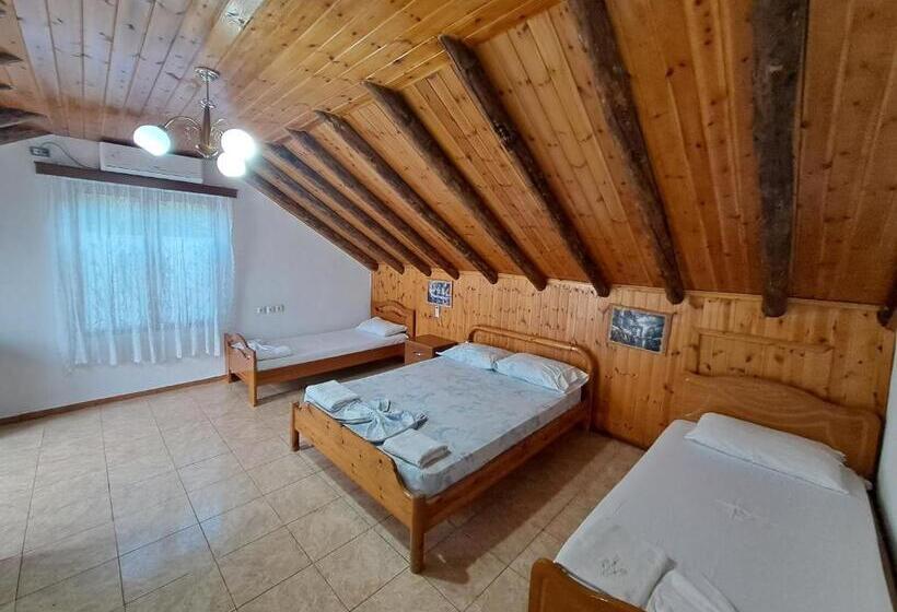 اتاق خانوادگی با چشم‌انداز کوه, Guest House Argjiro Castle
