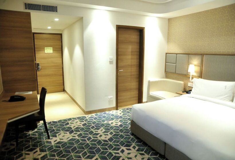 带城市景观及双人床的标准房间, Holiday Inn Gurugram Sector 90, An Ihg