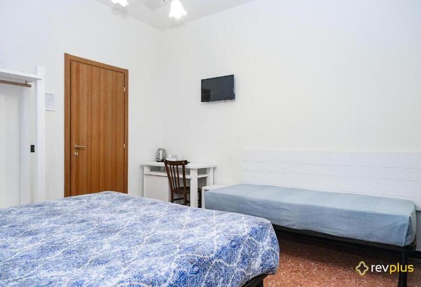 اتاق استاندارد سه تخته با سرویس بهداشتی مشترک, Lia Rooms 3