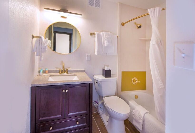 스탠다드 룸 더블 침대 2개, Historic Whispering Woods Hotel & Conference Center