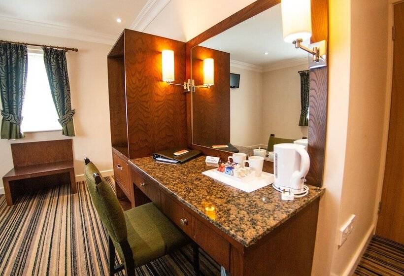 Номер Superior, Burntwood Court