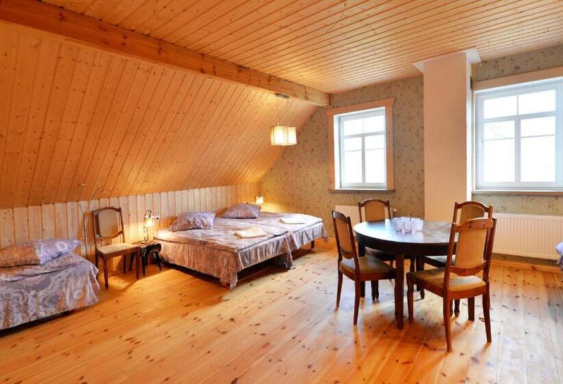 اتاق خانوادگی, Sunny Beaver B&b
