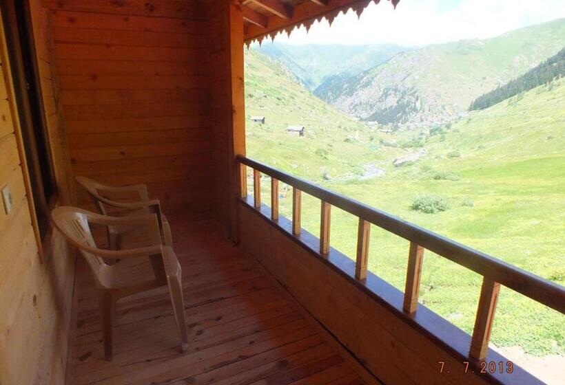 Трехместный Номер Стандарт с Балконом, Yedigoller Hotel & Restaurant