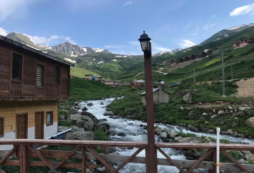 Трехместный Номер Стандарт с Балконом, Yedigoller Hotel & Restaurant