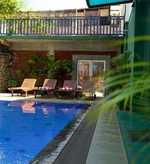 Standard Triple Room with Terrace, Pub Ceylon Hostel