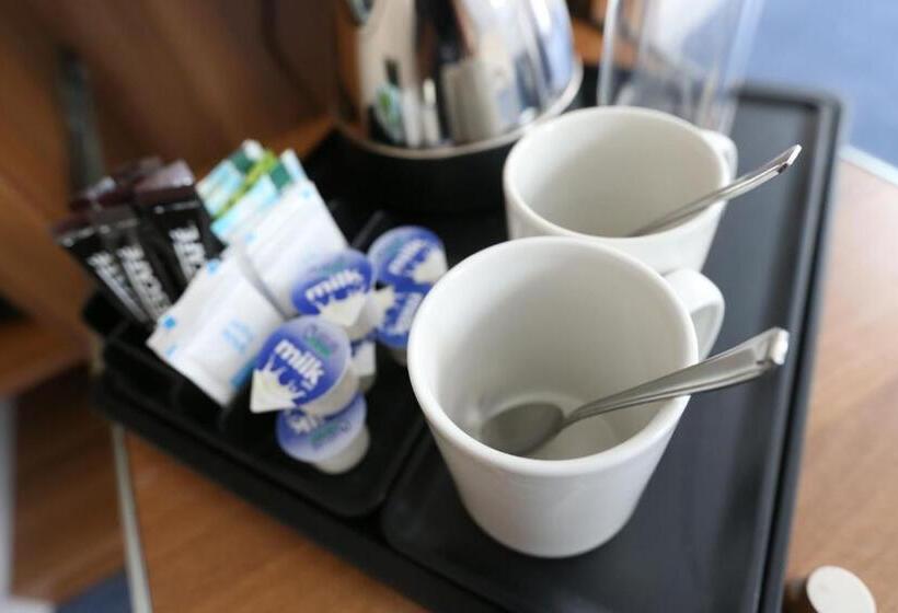 Номер Стандарт Индивидуальный, Corner House Hotel Gatwick With Bookable Holiday Parking