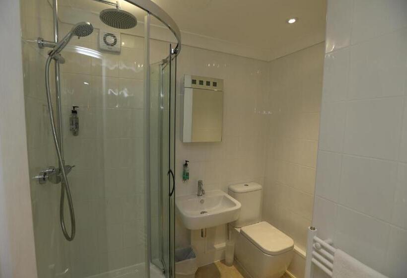 Номер Стандарт Трехместный, Corner House Hotel Gatwick With Bookable Holiday Parking