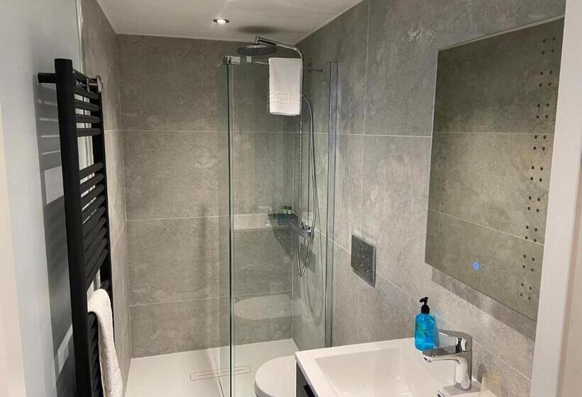סוויטת דלוקס נוף לים, The Shelbourne   Exclusivley For Adults