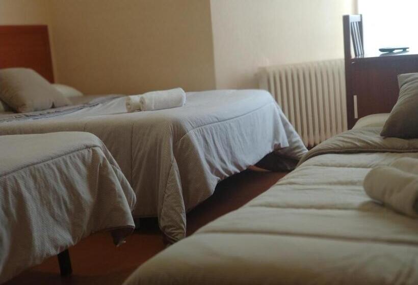اتاق استاندارد سه نفره, Hostal Restaurante Iruñako