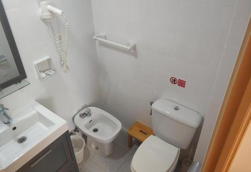 标准三人间, Hostal Restaurante Iruñako