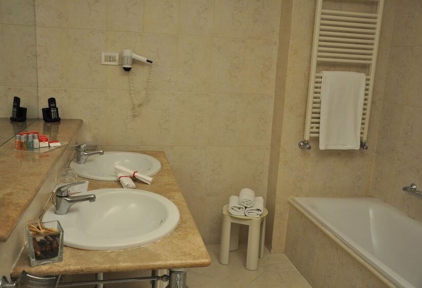 اتاق خانوادگی, Ramada By Wyndham Naples