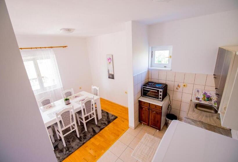 سوئیت با بالکن, Apartman Katarina