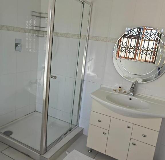 اتاق لوکس با تخت بزرگ, Obaa Sima Guest House