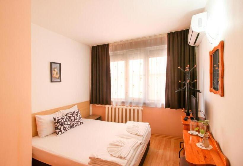 Номер Стандарт, Family Hotel Flora
