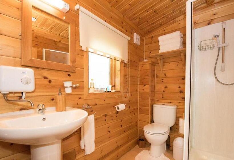 小室, Cypress Log Cabins Accommodation