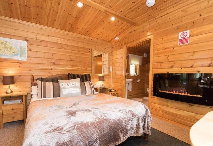 小室, Cypress Log Cabins Accommodation