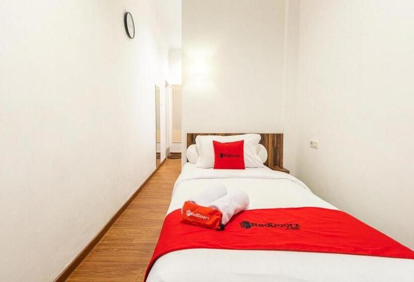 Номер Стандарт, Reddoorz @ Binjai