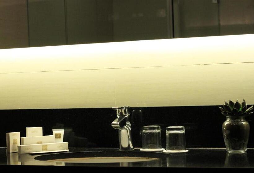 디럭스 룸, The Plaza Hotel Balanga City