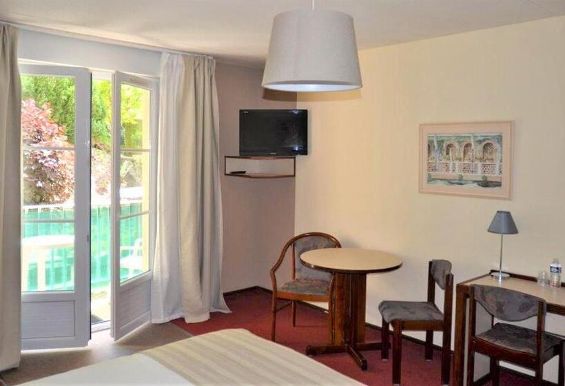 Номер Стандарт Вид на Сад, Hôtel Et Studios D Orfeuil