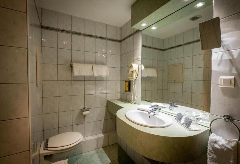 Семейный Номер, Logis Hôtel De La Tour