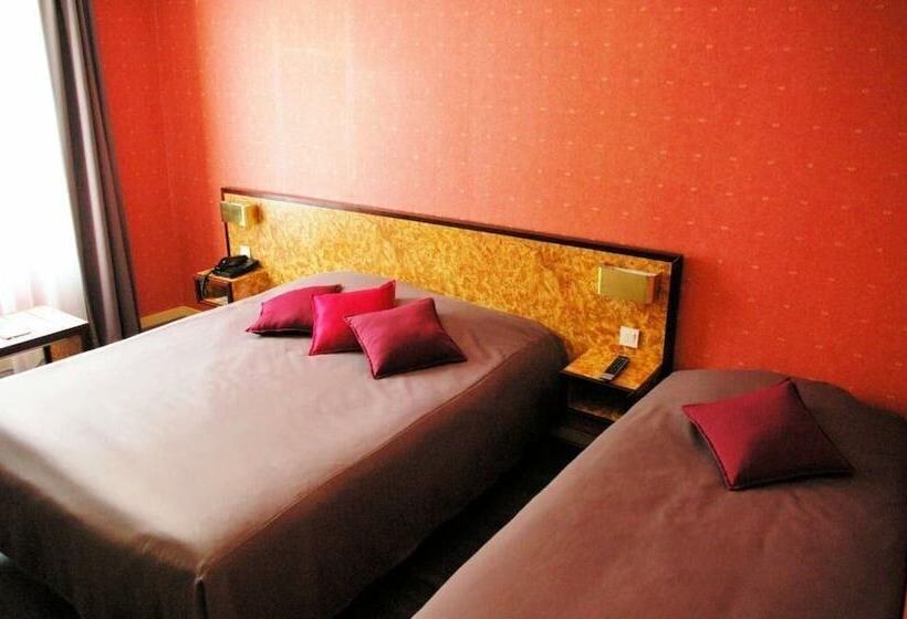 Номер Стандарт Трехместный, Logis Hôtels   Le Pont Bernet   Hotel 2 étoiles Et Restaurant