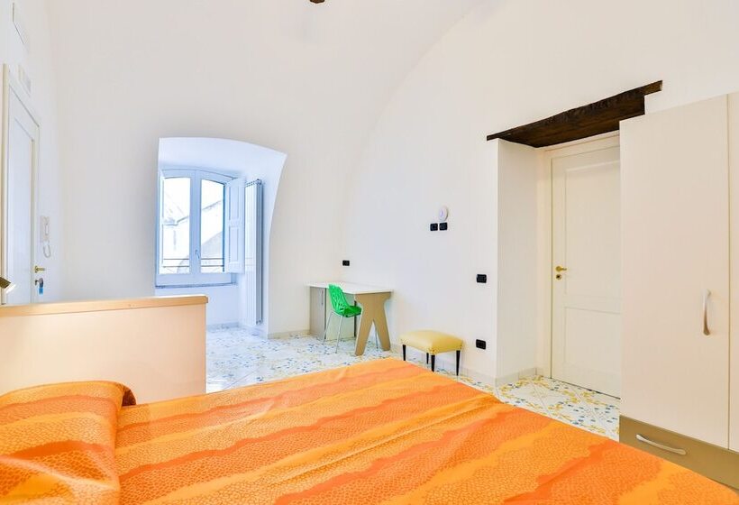 اتاق لوکس, Della Monica Rooms