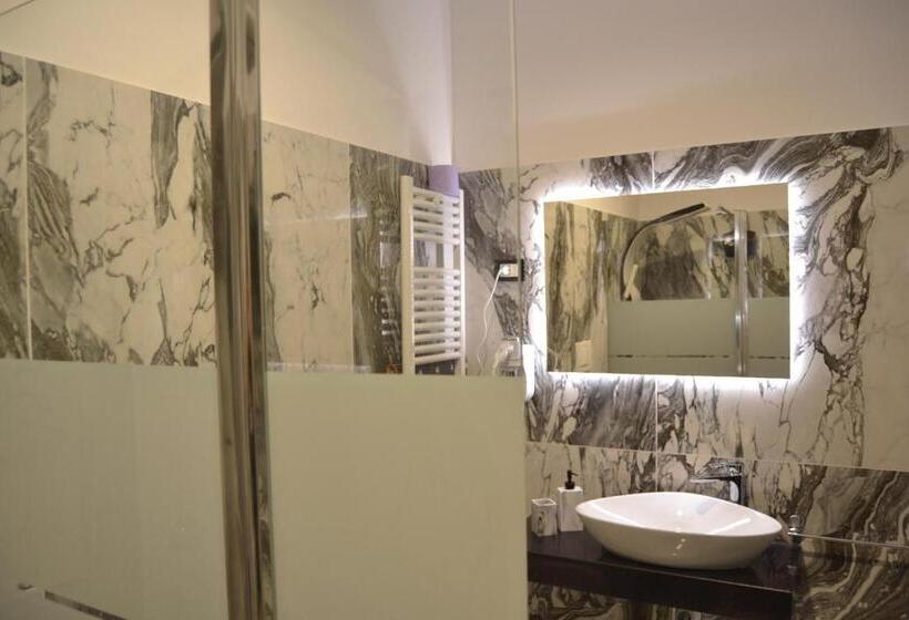 اتاق استاندارد چهارنفره با چشم‌انداز باغ, Garda Relais Luna Blu