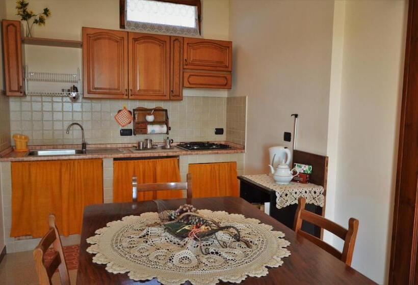 חדר משפחתי, Casa Delle Rondini