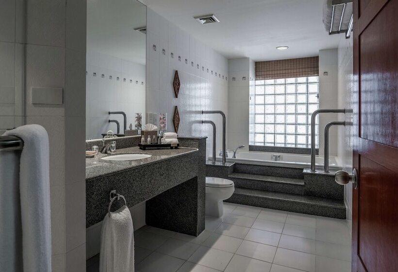 סוויטת ג'וניור נוף לים, Hilton Hua Hin Resort & Spa