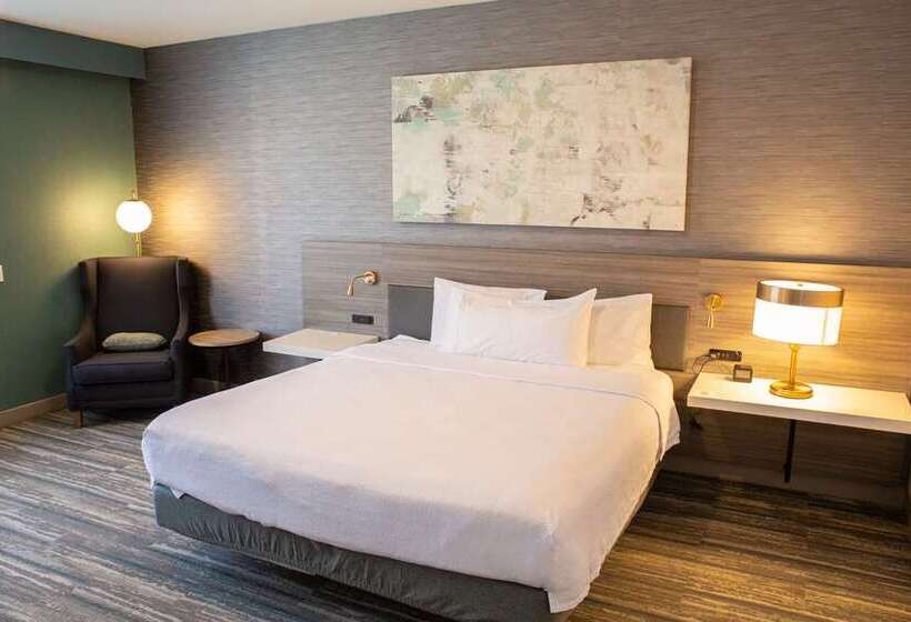 סוויטת ג'וניור מיטת קינג, Hilton Hua Hin Resort & Spa