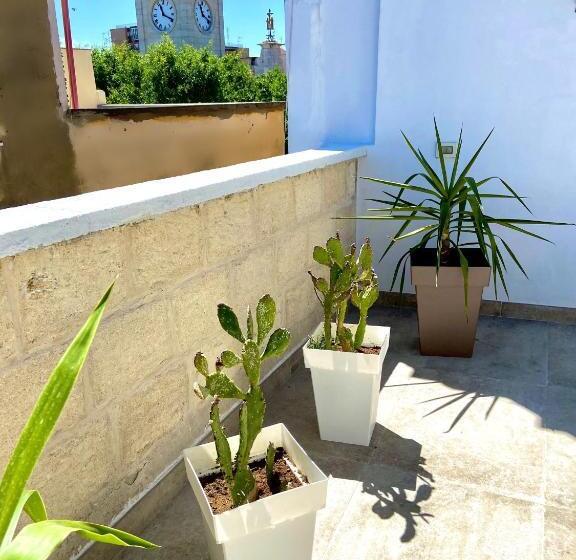 آپارتمان 1 خوابه با تراس, B&b Le Statuine