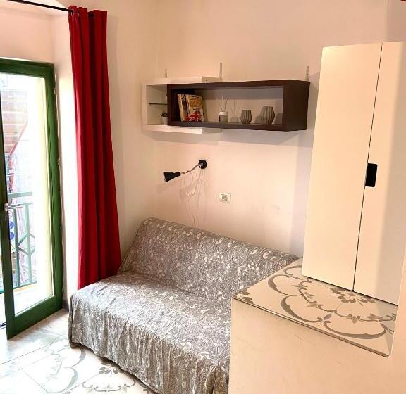 آپارتمان 1 خوابه با بالکن, B&b Le Statuine