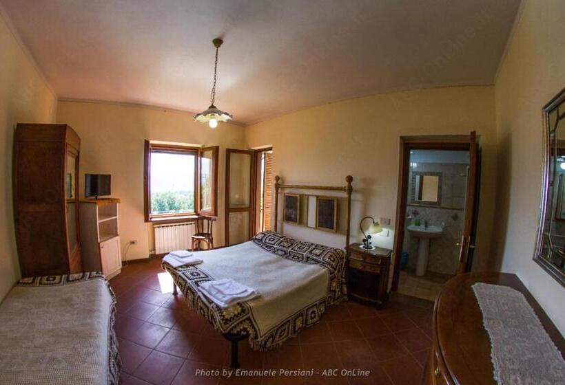 غرفة قياسية ثلاثية مطلة علي حمام السباحة, Agriturismo Santa Serena