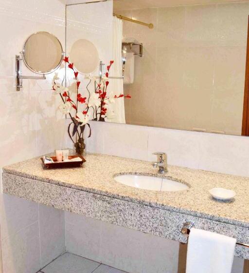 수피리어 스위트, Armon Suites