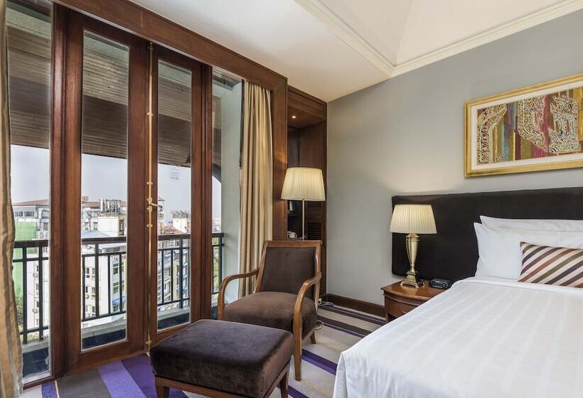 Club Room, Chatrium Royal Lake Yangon