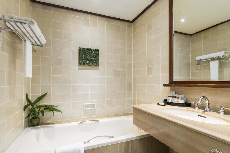 Deluxe Room Lake View, Chatrium Royal Lake Yangon