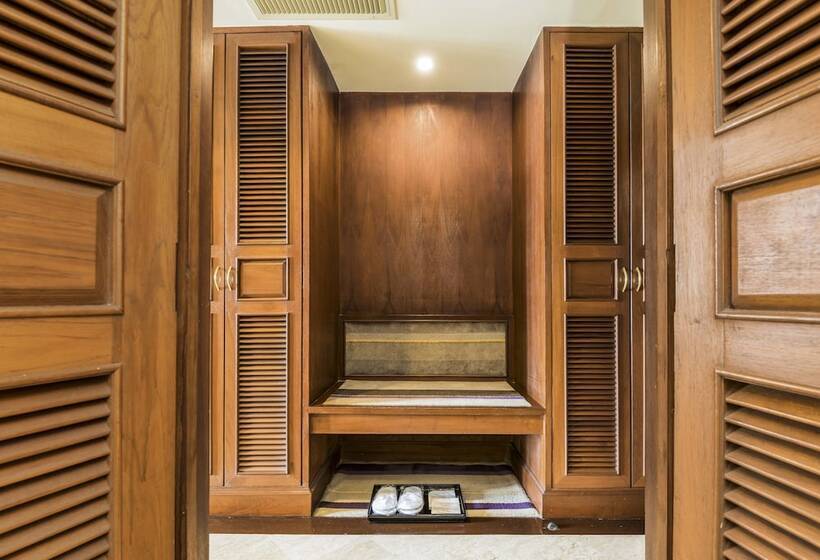 Club Room, Chatrium Royal Lake Yangon