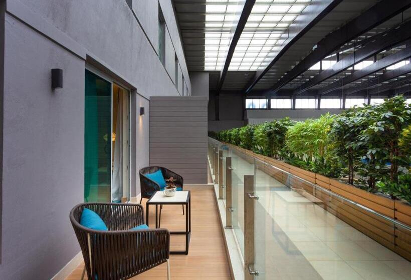 标准间带阳台, Holiday Inn Express & Suites Bengaluru Old Madras Road, An Ihg