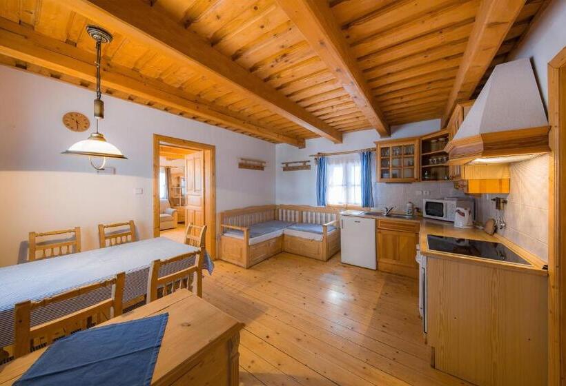 کلبه ییلاقی, Valašské Chalupy Resort