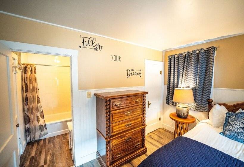 小室, River Ridge Cottages